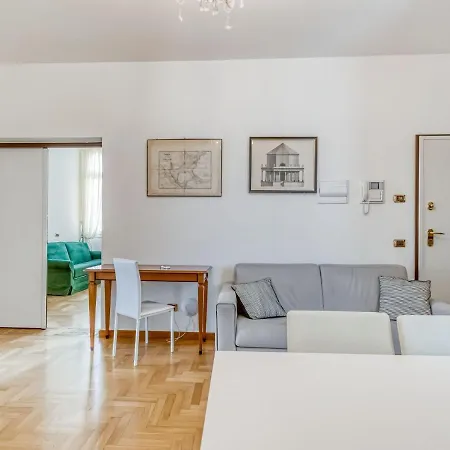 Apartman Lovely In With Balcony
